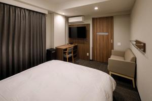 Dormy Inn Express Toyohashi客房内的一张或多张床位
