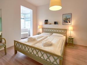 - une chambre avec un grand lit dans l'établissement Haus Metropol in Binz - Wohnung 9, à Binz