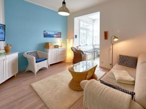 - un salon avec un canapé et une table dans l'établissement Haus Metropol in Binz - Wohnung 9, à Binz