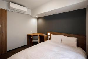 Dormy Inn Express Toyohashi客房内的一张或多张床位