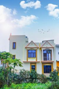 una imagen de una casa con aviones en el cielo en Choudhary Mansion en Rāmnagar