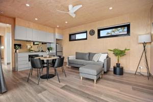eine Küche und ein Wohnzimmer mit einem Sofa und einem Tisch in der Unterkunft Tasman Holiday Parks - St Helens in St Helens