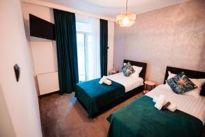 a hotel room with two beds and a window at Complex Omnia - Apartamente Husi in Huşi