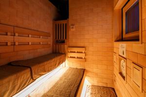 Dormy Inn Express Toyohashi客房内的一张或多张床位