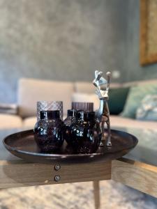 een dienblad met drie glazen vazen op een tafel bij GreenView Appartement in Wiesing