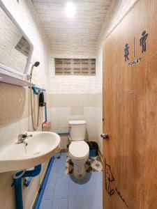 a bathroom with a toilet and a sink at 207:Homely room in apartment Near BTS Kasetsart U. in Bangkok