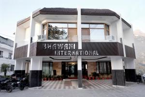 un bâtiment avec des motos garées devant lui dans l'établissement Hotel Bhawani International, à Katra