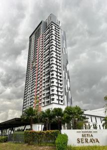 un edificio alto con palmeras delante en Sky Garden HomeStay, Presint 15 Putrajaya, en Putrajaya