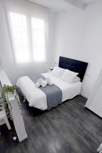1 dormitorio blanco con 1 cama grande con almohadas blancas en Lofts 4Towers - La Paz en Madrid