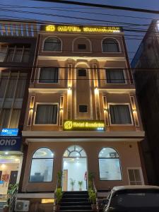 un edificio con un cartello sopra di Hotel Sundram a Zirakpur