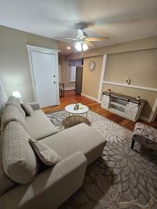 ein Wohnzimmer mit einem Sofa und einem Tisch in der Unterkunft Providence Place Apartment in Providence