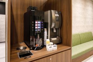 Dormy Inn Express Toyohashi的咖啡和沏茶工具