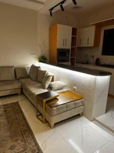 uma sala de estar com um sofá e uma mesa em شقة دخول ذاتي em Taif