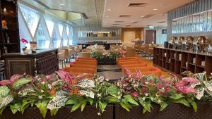 Um restaurante ou outro lugar para comer em Ramada Hong Kong Harbour View