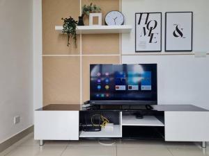 TV in/ali zabaviščno središče v nastanitvi Comfort 2 Bedroom Duplex @ Cyberjaya Netflix