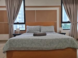 - une chambre avec un grand lit et 2 fenêtres dans l'établissement Comfort 2 Bedroom Duplex @ Cyberjaya Netflix, à Cyberjaya