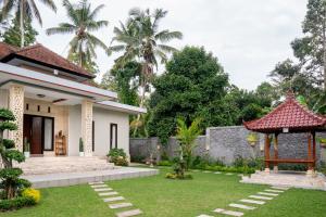 Сад в Bali Village Villa