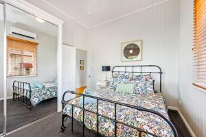 a bedroom with a bed and a window at Ambiente Cottage - Pet and Family Friendly in Toowoomba