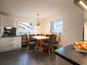 eine Küche und ein Esszimmer mit einem Tisch und Stühlen in der Unterkunft Ferienwohnung Emmerenzia in Söll