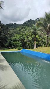 einem Pool mit blauem Curb in der Unterkunft Casa Laranja in Angra dos Reis