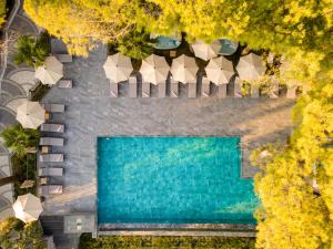 uma vista superior de uma piscina em frente a um edifício em Unique Life Style Hotel em Kusadasi