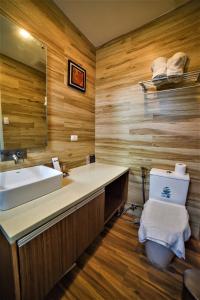 uma casa de banho com um lavatório, um WC e um espelho. em PAN HOTEL AND RESORT em Abucay