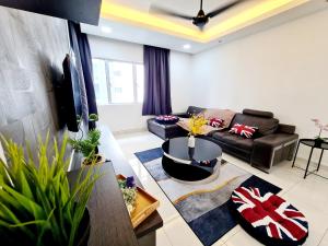 ein Wohnzimmer mit einem Sofa und einem Tisch in der Unterkunft 7 Guest Chill 3 Room Koi Kinrara Suite, IOI Puchong, Bukit Jalil Pavilion, Bukit Jalil Stadium, Sunway Pyramid, Sunway Lagoon in Kampong Baharu Sungai Way