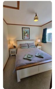 une chambre avec un lit avec deux serviettes dessus dans l'établissement Kereru Cottage , rural B&B, Tauranga, à Whakamarama