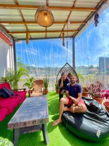 マディケーリにあるiKyam (The Backpackers Hostel/Homestay)の家のブランコに腰掛けた男女 +59枚の写真