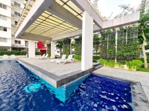 ein Schwimmbad in der Mitte eines Hauses in der Unterkunft 7 Guest Chill 3 Room Koi Kinrara Suite, IOI Puchong, Bukit Jalil Pavilion, Bukit Jalil Stadium, Sunway Pyramid, Sunway Lagoon in Kampong Baharu Sungai Way