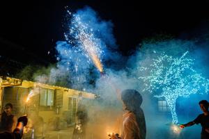 una persona che tiene una scintilla di fronte a una casa con fuochi d'artificio di 一宿一景一生縁-千葉県市原市小谷田店 a Ichihara Altre 37 foto