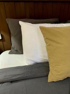 a bed with white sheets and pillows on it at Apto Casa Antigua in Santa Ana