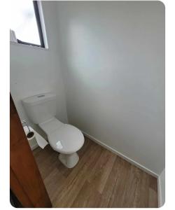 une salle de bain blanche avec toilettes et fenêtre dans l'établissement Kereru Cottage , rural B&B, Tauranga, à Whakamarama 38 autres photos