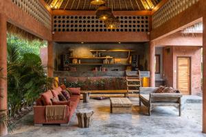 een woonkamer met banken en tafels in een gebouw bij Lulu's Villas in Uluwatu +146 foto's