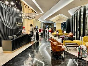 lobby sklepu z ludźmi chodzącymi dookoła w obiekcie Axon Residence By Luxury Suites w Kuala Lumpur