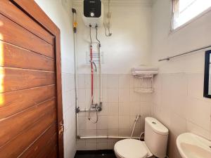 łazienka z toaletą i prysznicem w obiekcie RedDoorz Syariah at Falisha UMY w mieście Ngabean