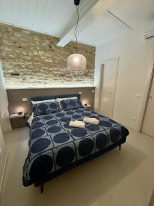 - une chambre avec un lit et 2 serviettes dans l'établissement Appartamenti L'Ambulante, à Montefalco