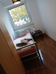 a room with a bed with a window and a drawer at Stellas Monteurs u. Ferienwohnung in Mülsen