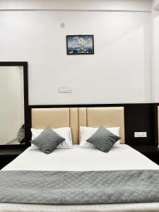 Een bed of bedden in een kamer bij Dhaneshwari Homestay