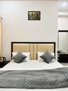 Cama ou camas em um quarto em Dhaneshwari Homestay