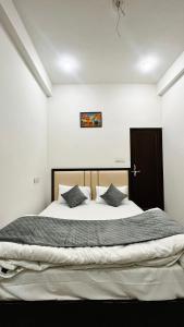 Ένα ή περισσότερα κρεβάτια σε δωμάτιο στο Dhaneshwari Homestay