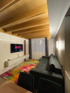 a room with a bed and a tv on the floor at Teleferic9 in Predeal
