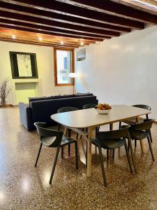 jadalnia ze stołem, krzesłami i kanapą w obiekcie Il Campanile w mieście Vicenza
