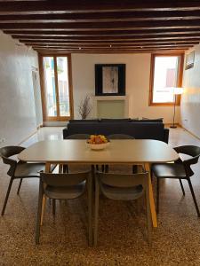 - une table et des chaises avec un bol de fruits dans l'établissement Il Campanile, à Vicence