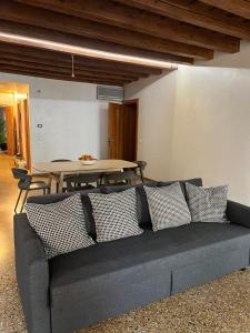 sala de estar con sofá y mesa en Il Campanile en Vicenza