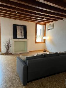 un salon avec un canapé et une fenêtre dans l'établissement Il Campanile, à Vicence