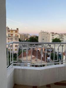 uma vista para a cidade a partir de uma varanda em Good location, sunny terrace, beach and shops at 4 mn em Antibes