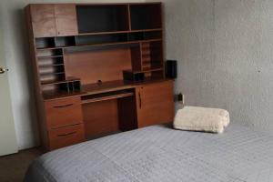 1 dormitorio con 1 cama con tocador y escritorio en Casa Cuarzo Mineral de la Reforma, en Pachuca de Soto