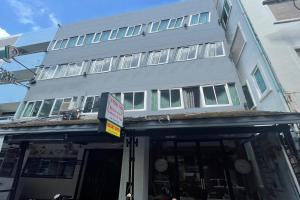 un edificio blanco con ventanas laterales en Landmark Patong Hotel, en Patong Beach