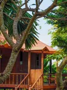 Ban Song (1)にあるบ้านสวนเปรมณัฐตราの木造の小屋